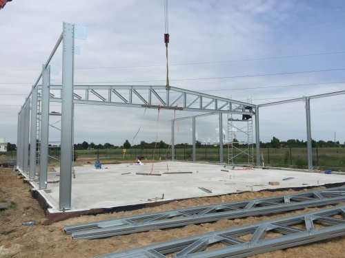 Hala stalowa  Żłobnica, powiat Bełchatów, województwo łódzkie, szer. 18m x dł. 25m x wys. 5m, powierzchnia 450m2. 